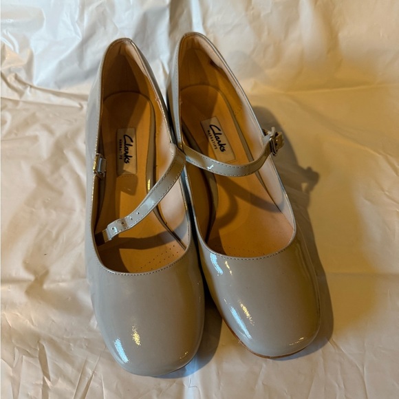 CLARKS Shoes Women's Size 6.5 Buckle Block Heel Grey Low Top Shiny - Picture 3 of 7